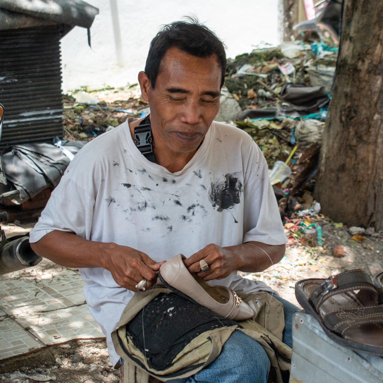 balinese fixing shoes