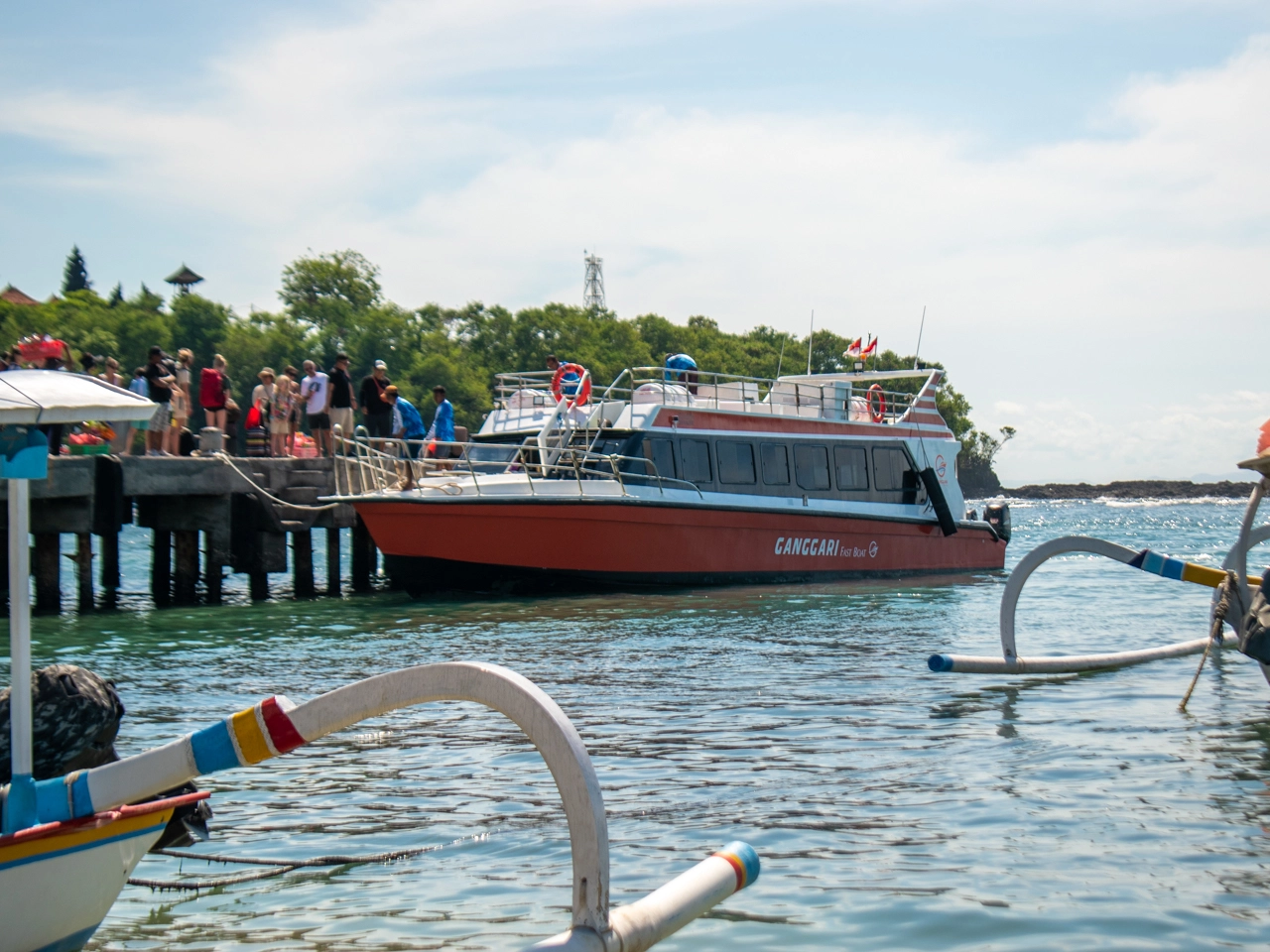 people getting into the boat to sail to gili trawangan