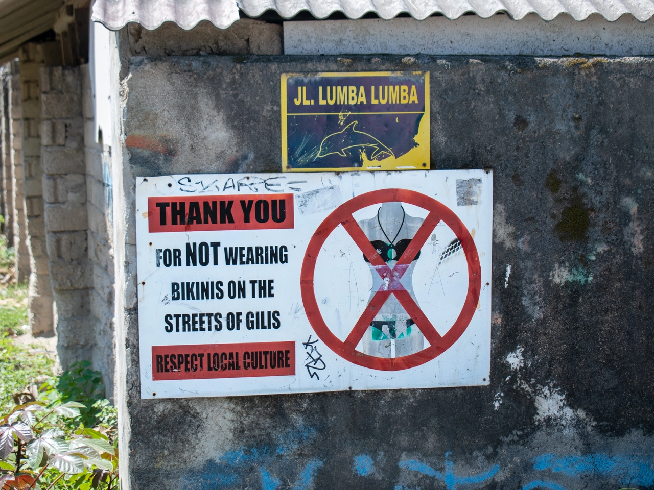 dress warning sign on gili trawangan to not wearing bikini on the streets