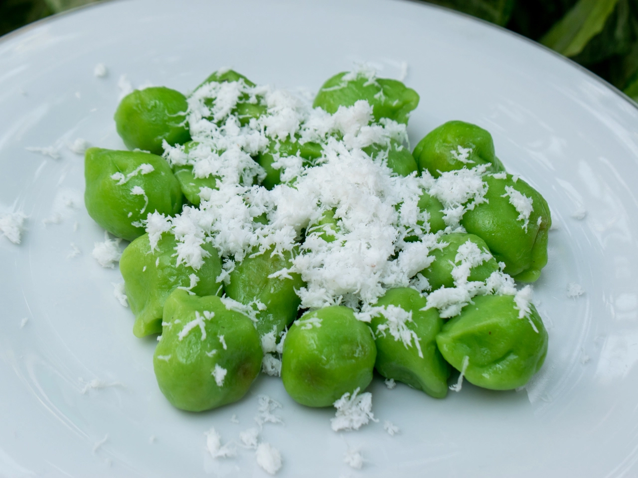 green balls indonesian dessert called kelopon